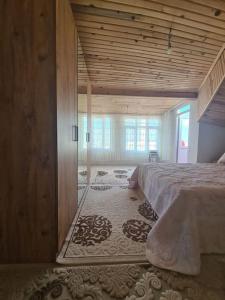 una camera con un grande letto e una grande finestra di İstanbulun merkezinde lüx 2 odalı daire a Istanbul