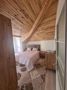 una camera con letto e soffitto in legno di İstanbulun merkezinde lüx 2 odalı daire a Istanbul
