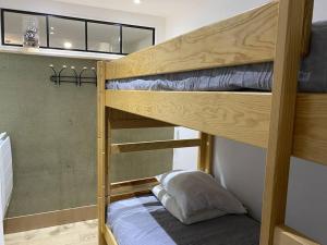 מיטה או מיטות קומותיים בחדר ב-Au Grand Duc