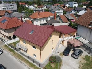 una vista aérea de una casa con techo rojo en Apartment Resaa, en Bihać