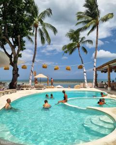 een groep mensen in een zwembad in een resort bij Elephant Beach Club & Resort Samui in Chaweng Beach