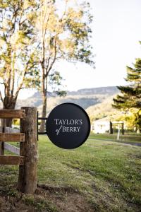 um sinal pendurado numa cerca num campo em Taylor's of Berry em Berry
