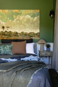 um quarto com uma cama com um quadro na parede em Taylor's of Berry em Berry