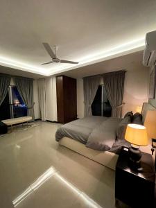 una camera con letto e ventilatore a soffitto di Eiffel Tower Apartment a Rawalpindi