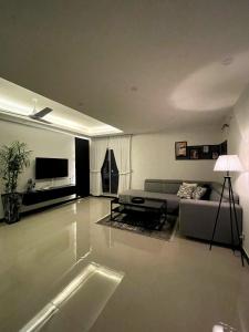 ein Wohnzimmer mit einem Sofa und einem Tisch in der Unterkunft Eiffel Tower Apartment in Rawalpindi