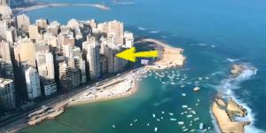 uma vista aérea de uma cidade com uma seta amarela em Miami Island em Alexandria