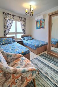 um quarto com 2 camas e uma janela em Miami Island em Alexandria
