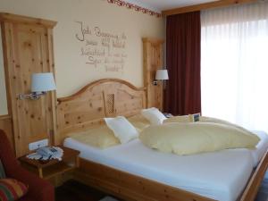 a bedroom with a large white bed and a window at Hotel Restaurant Prechtlhof in Althofen