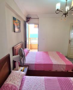 um quarto com 2 camas e vista para o oceano em Miami Island em Alexandria