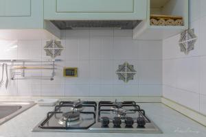 a kitchen with a stove top oven in a kitchen at Bomboniera di Cisternino in Cisternino