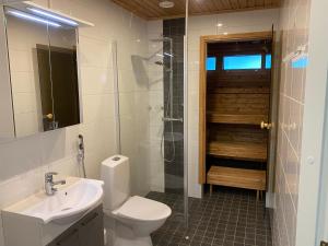 W łazience znajduje się umywalka i prysznic. w obiekcie Pyhä Snowflake w mieście Pyhätunturi