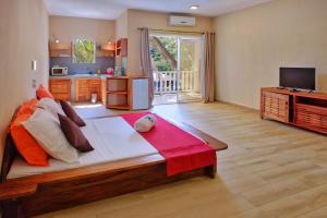 Postel nebo postele na pokoji v ubytování Hôtel Sarimanok + 45 fotografií