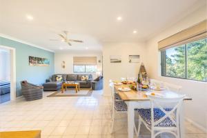 Χώρος καθιστικού στο 2 10 Krait Close - Only 350mtrs to the Boat Ramp and Wifi