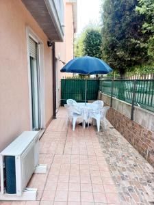 een patio met een tafel en een parasol bij BELLAVISTA House in San Salvo