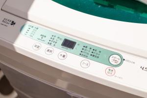 um close-up de uma máquina de lavar roupa com botões em FUJITAKI CORP em Tóquio