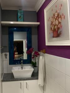帕羅的住宿－Mitchell's Guesthouse，一间带水槽和镜子的浴室
