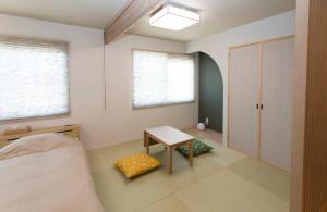 1 dormitorio con cama, mesa y ventana en PAL-TERRACE FUJIMI, en Tokio