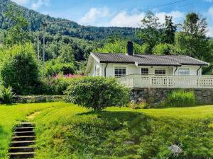 Casa blanca con porche y patio en Holiday home Utvik III en Utvik