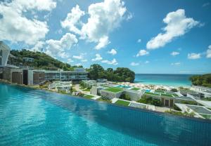 una imagen de la piscina del complejo con el océano en el fondo en Crimson Resort and Spa Boracay en Boracay