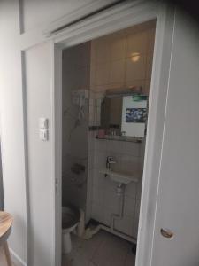 łazienka z toaletą i umywalką w obiekcie HOTEL SAVOY w Paryżu