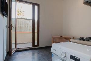 - un lave-linge dans une chambre avec fenêtre dans l'établissement Appartamento Acquadolce n 2, à Torre Ovo