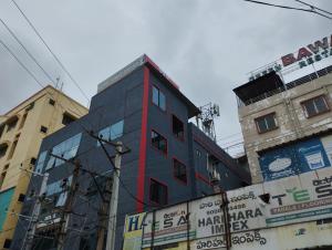un edificio alto en medio de una ciudad en HOTEL VIRAT GRAND en Hyderabad