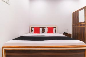 Un pat sau paturi într-o cameră la Capital O 64299 Hotel Suncity