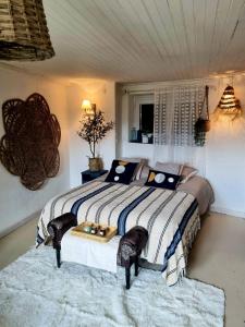 ein Schlafzimmer mit einem Bett und einem Tablett mit Essen drauf in der Unterkunft Le beauplan in Chalain-le-Comtal