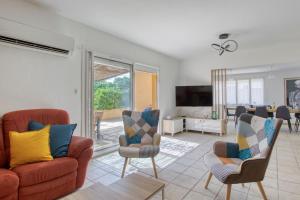 TV a/nebo společenská místnost v ubytování Villa Coquelicot - Maison climatisée avec piscine