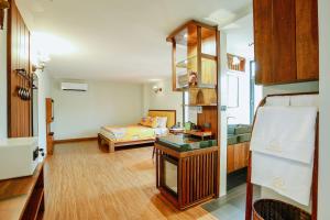 Habitación con cama y lavabo. en WangChang Hotel Chiang Mai โรงแรมวังช้าง เชียงใหม่ en Chiang Mai