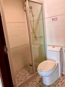 y baño con aseo y ducha. en Sota Residence, en Pattaya South