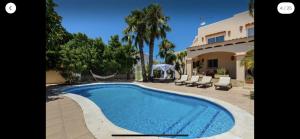 una piscina frente a una casa en Can Andrea, en Ibiza