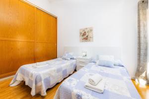 una camera con due letti e asciugamani di Ca Sa Pradine a Alcudia
