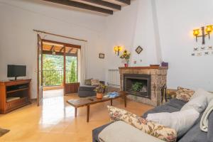 uma sala de estar com um sofá e uma lareira em Casa Miranda em Valldemossa