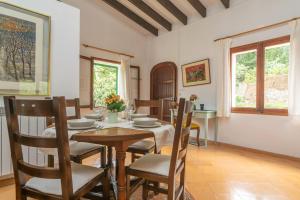 uma sala de jantar com mesa e cadeiras em Casa Miranda em Valldemossa