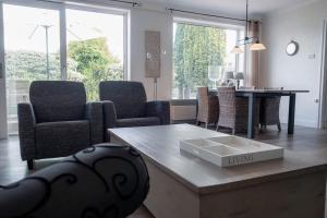 a living room with a table and chairs at Vakantiebungalow Limmen in Limmen
