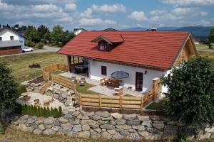 een model van een huis met een rood dak bij Chalet Zur Wildrose in Freyung