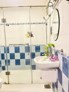 胡志明市的住宿－Hải Nam Hotel (Sài Gòn)，带淋浴、卫生间和盥洗盆的浴室