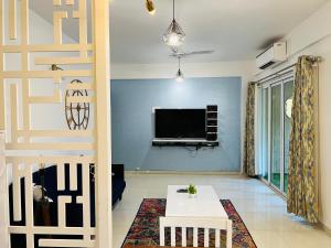 CasaFlip Homely Apartments in Anjunaにあるテレビまたはエンターテインメントセンター