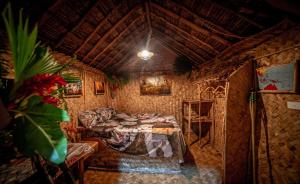 una camera con un letto e un divano. di The Asaro Mudmen Tribal Eco Lodge 
