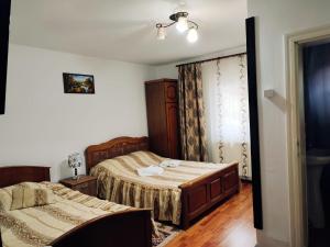 1 Schlafzimmer mit 2 Betten und einem Fenster in der Unterkunft Cabana Bianca in Arieşeni