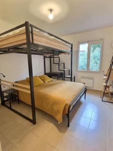 1 Schlafzimmer mit einem Doppeletagenbett mit gelber Bettwäsche in der Unterkunft ''Mon brin de Lavande'' By Miss.K Conciergerie in Auriol