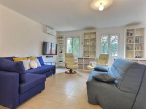 een woonkamer met een blauwe bank en stoelen bij ''Mon brin de Lavande'' By Miss.K Conciergerie in Auriol
