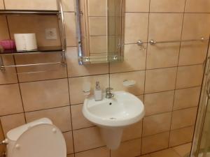 łazienka z toaletą i umywalką w obiekcie Dom Wypoczynkowy Grań w mieście Białka Tatrzanska