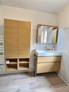 ein Bad mit einem Waschbecken und einem Spiegel in der Unterkunft ''Mon brin de Lavande'' By Miss.K Conciergerie in Auriol