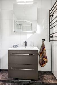 La salle de bains est pourvue d'un lavabo et d'un miroir. dans l'établissement Hytte i Saltstraumen, à Bodø