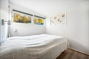 מיטה או מיטות בחדר ב-Hytte i Saltstraumen