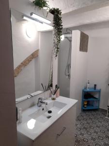 チェルバにあるLA CASA AZULのバスルーム(洗面台、鏡付)