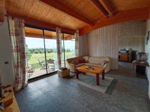 - un salon avec un canapé et une table dans l'établissement Gîte Pyrénées 6 personnes avec piscine, à Villarzel-du-Razès