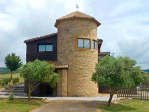 une maison avec une cheminée en haut dans l'établissement Gîte Pyrénées 6 personnes avec piscine, à Villarzel-du-Razès